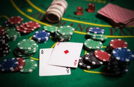 Màn hình game slot hấp dẫn với hiệu ứng cuộn và biểu tượng may mắn tại bet link